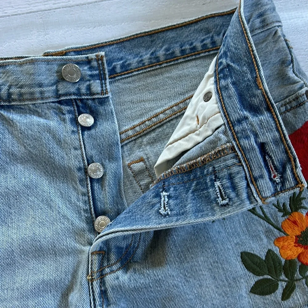 Levi’s 501 California Poppy Light Wash‎ Denim Shorts Embroidered Flowers Sz 29 - Picture 4 of 10